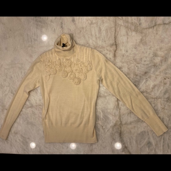 Beautiful 100% wool sweater with gorgeous flowers on the front - Picture 1 of 3